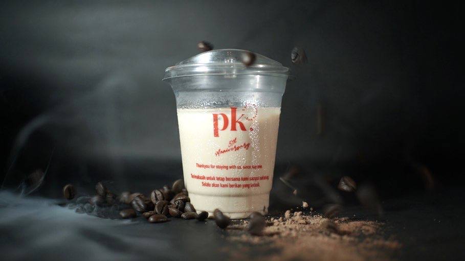 Foto produk minuman kopi dengan tema anniversary